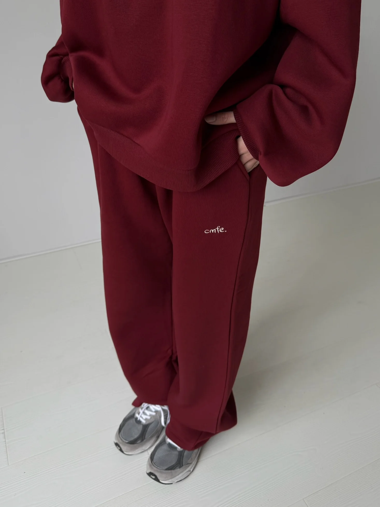 cmfe. straight leg joggers - burgundy